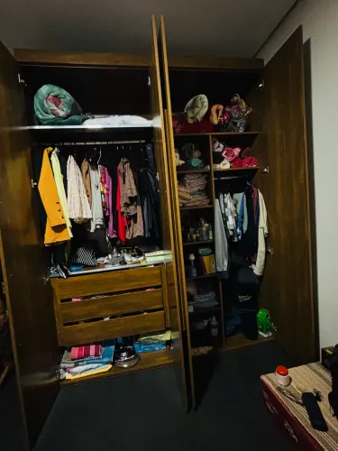 Guarda roupa em ótimas condições 4 portas
