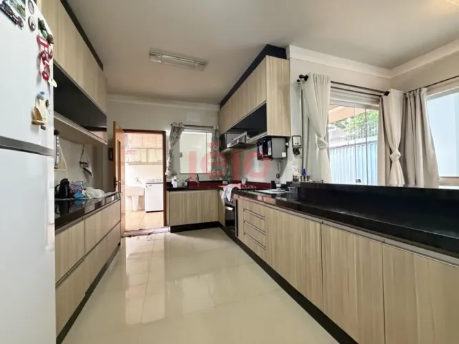 Casa semimobiliada para alugar em Maringá, no Jardim Higienópolis, com 3 quartos sendo 1 s
