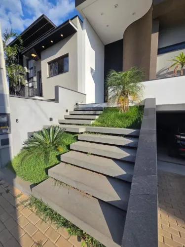 Casa de Alto Padrão com 3 dormitórios e Área Gourmet no Condomínio Fechado - Reserva dos Y