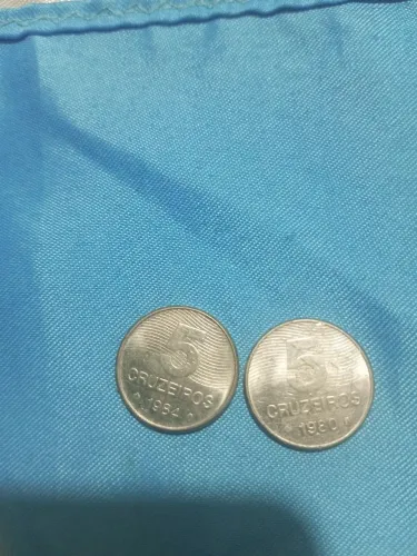 Duas moedas antigas de 5 cruzeiros, uma de 1980 e outra 1984.