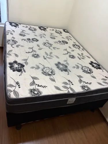 Cama box casal com um colchão ortobom D45