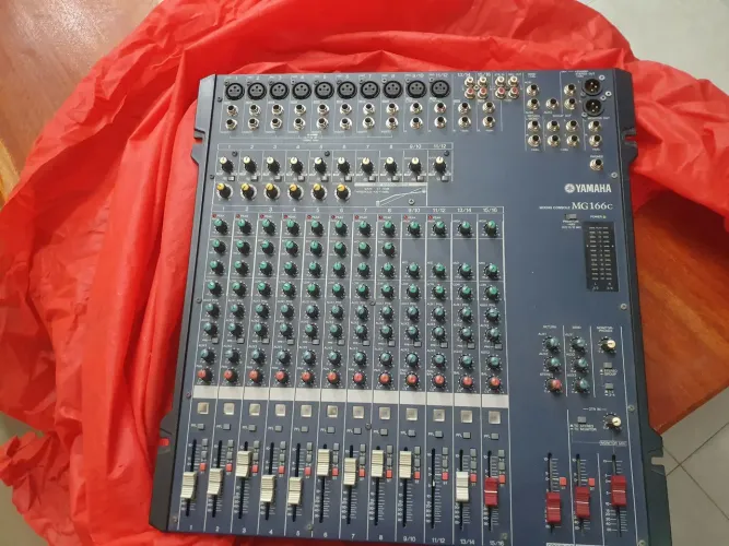 Mesa de som Yamaha 166c