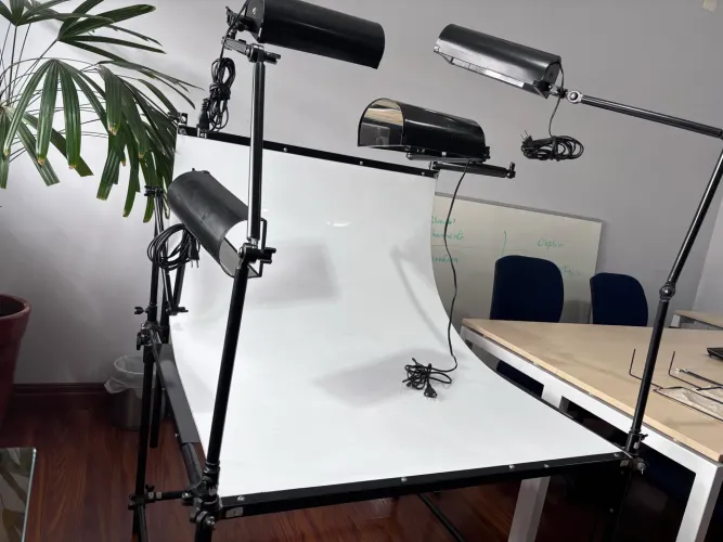 Mesa Atek telescópica com fundo em chapa para foto digital