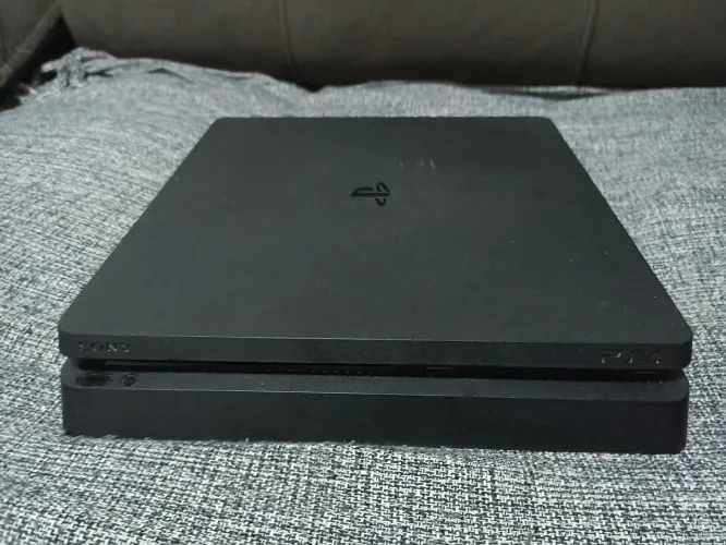 Vendo PS4 funcionando direitinho. Pronto pra brincar. Parcelo nos cartões.