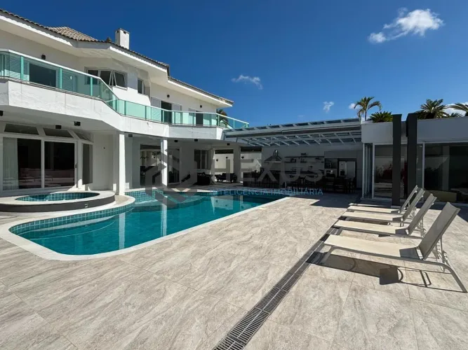 Casa de alto padrão com varanda piscina e lazer no Jardim Acapulco, Guarujá