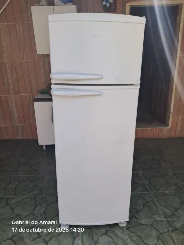 Geladeira gelando muito $750,00 em itajai
