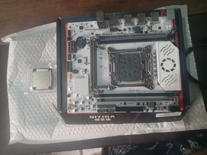 Vendo placa mãe da Qiyida x99 d4 e processador xeon E5 266V3 novos, nunca usados