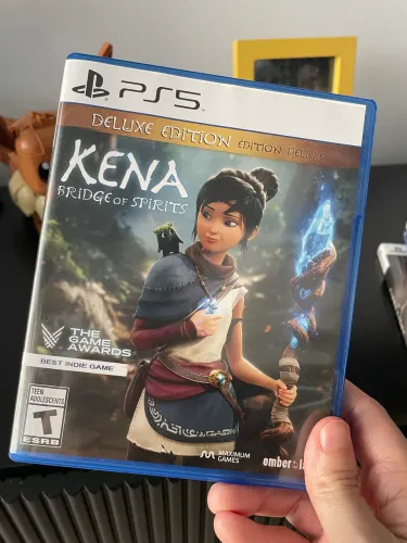 Kena Bridge of Spirits - PS5 - Deluxe Edition (com adesivos e código extras)