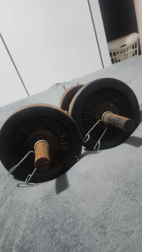 8 Anilhas (22kg) e 2 alteres de musculação