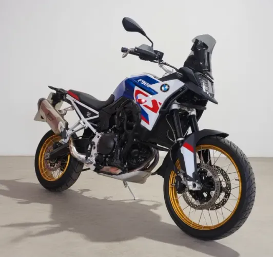 BMW F900 GS Trophy 2025 - Escapamento Akrapovic - Impecável