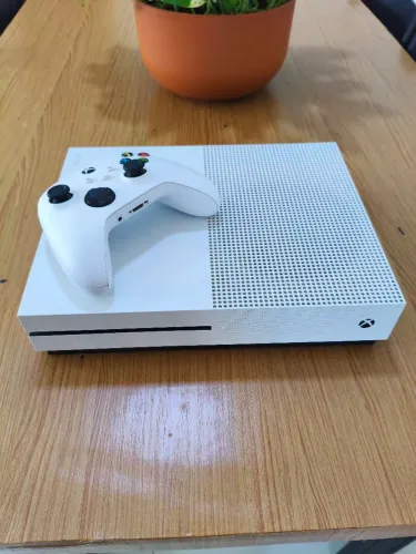 Xbox One S - SSD 1TB + controle séries S