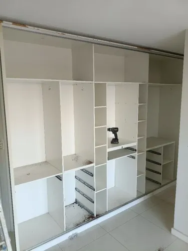 Vendo quadra roupa grande de MDF três portas de correr.