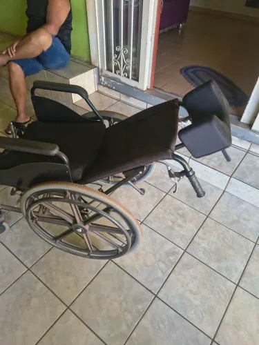 Vendo cadeira de rodas semi nova/aceito proposta