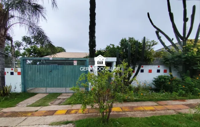 Casa 2 quartos, 1 suíte, espaço gourmet com jacuzzi e 4 vagas de garagem
