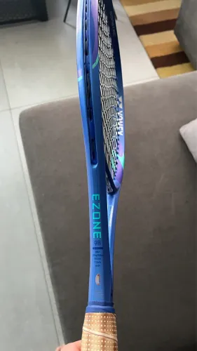 Yonex Ezone 98 2025 305g 16x19 L3 com Luxilon 4G