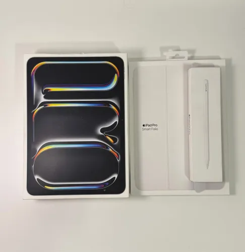 iPad Pro M5 11 polegadas 256 GB - Prateado + Apple Pencil Pro + Smart Folio - Branco