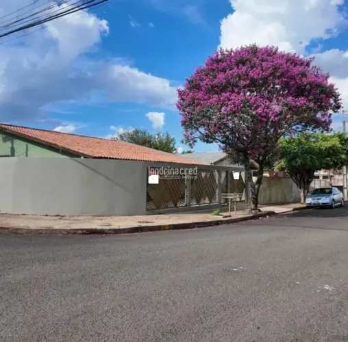 Maravilhosa Casa de Esquina com Edícula à Venda na Região Leste de Londrina