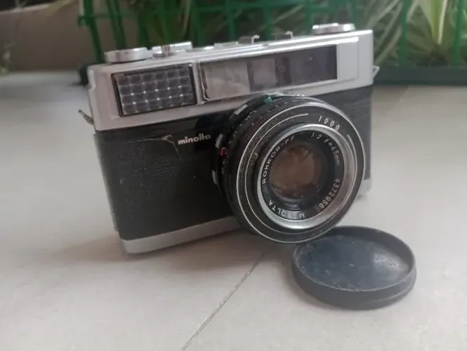 Camera Minolta AL antiga de filme 35mm com lente 45mm 1:2 fila e flash Frata