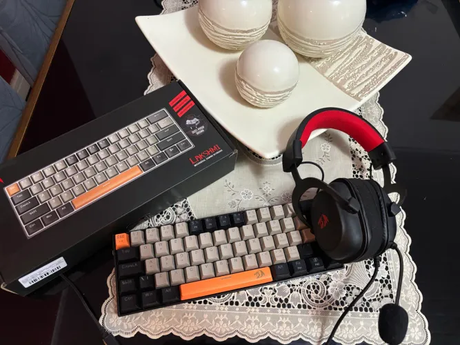 Kit Gamer Redragon - Teclado Lakshmi + Headset Zeus Lite