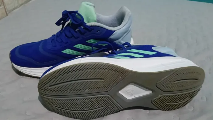 Tênis Adidas tamanho 34 (pouco tempo de uso)