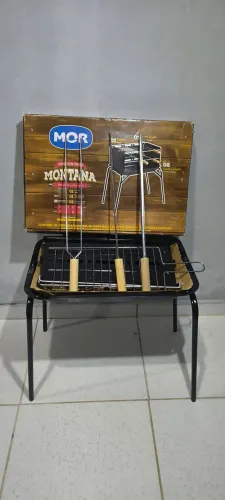 Churrasqueira desmontável com 3 espetos e grelha