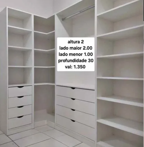 Closet em L planejado com fundo