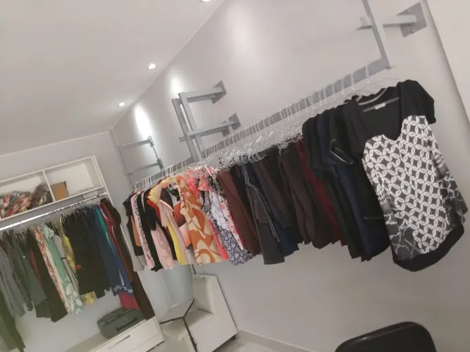 Vende se estrutura para loja de roupas, com ou sem estoque.