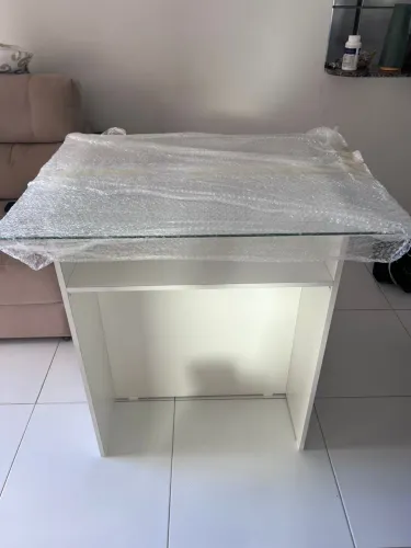 Vende-SE mesa de apoio com vidro p/ Loja