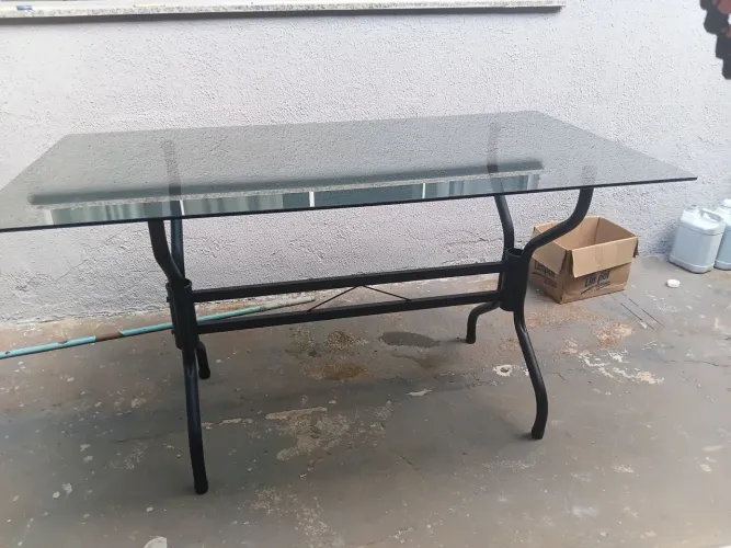 Vendo mesa de vidro com pés desmontáveis em ótimo estado