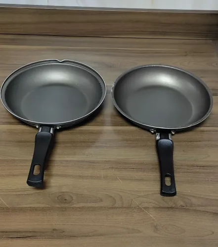Duas frigideiras pequenas 