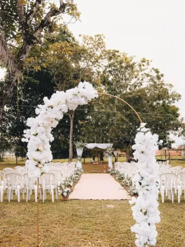 Arco com flores para casamento