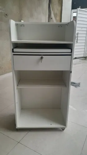 Balcão caixa com rodinha e gaveta com chave