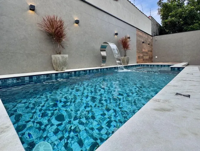 Sobrado à venda em Praia Grande no Balneário Flórida, 4 suites, 4 vagas, 253m²