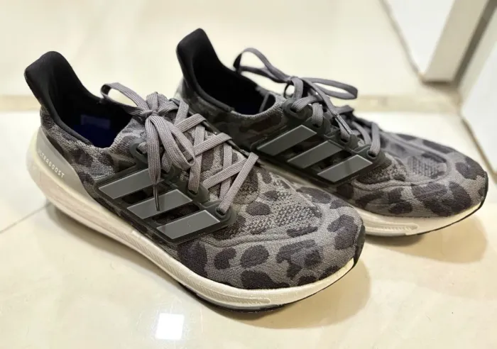 Tênis adidas ultraboost light cinza n40