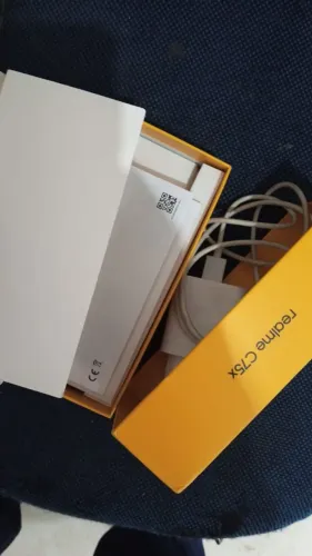 Celular top de linha duro na queda
