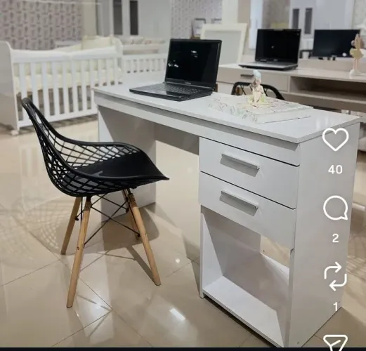 Mesa para estudos branca 