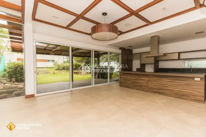 Casa Ampla e Sofisticada com 4 Suítes, Jardim e Completa Estrutura no João Paulo