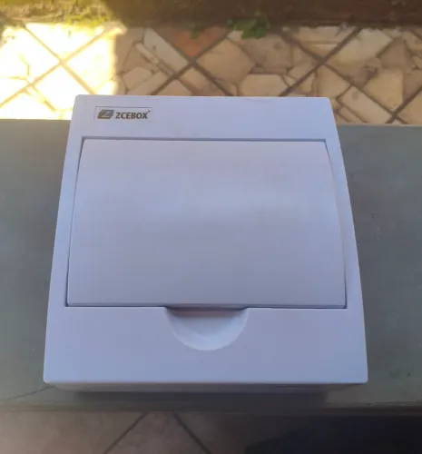 Quadro de sobrepor com proteção de circuito.