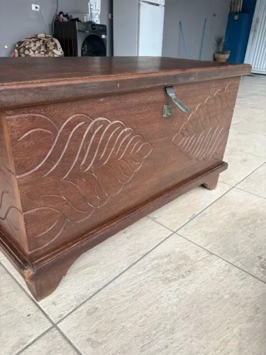 Baú em madeira maciça entalhado peça decorativa e funcional