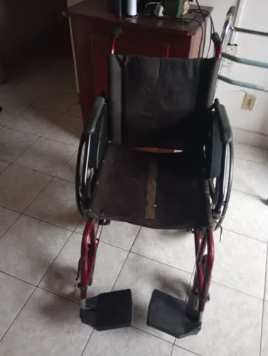 CADEIRA DE RODAS $200 CADEIRA DE BANHO $150, DIVAN $100