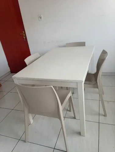Vendo mesa com quatro cadeiras trasmontina valor 800 reais