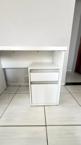 Mesa de escritório com quatro gavetas