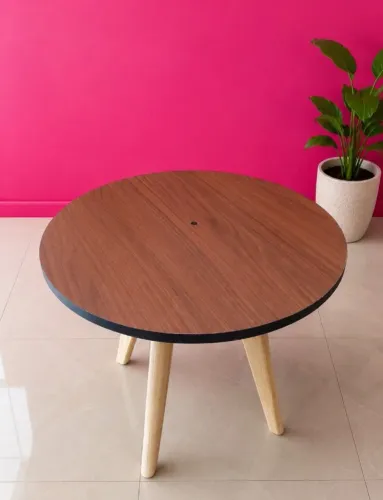 Mesinha de centro na cor madeirado