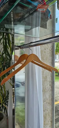 Vende-se  Cabides de Madeira para lojas de roupas .