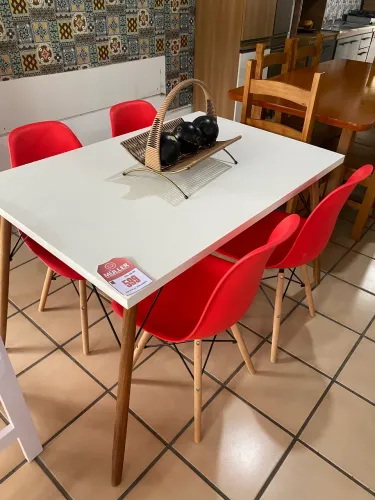Mesa com 4 cadeiras
