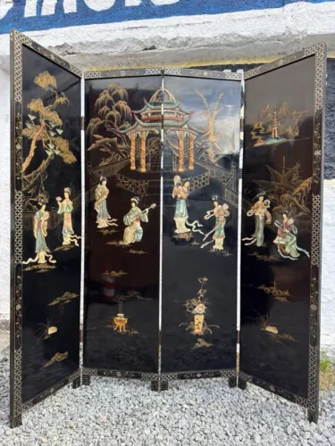 Biombo oriental de quatro folhas com laca preta decorada