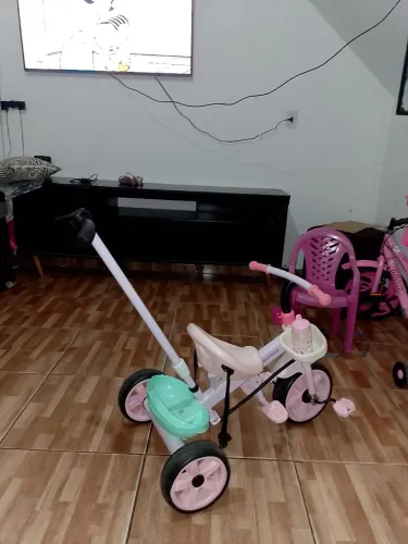 Triciclo de 2 a 5 anos , suporta até 30 kilos