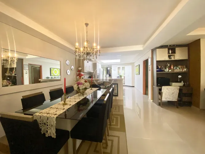 Casa com 200m² construídos e piscina privativa no Estreito