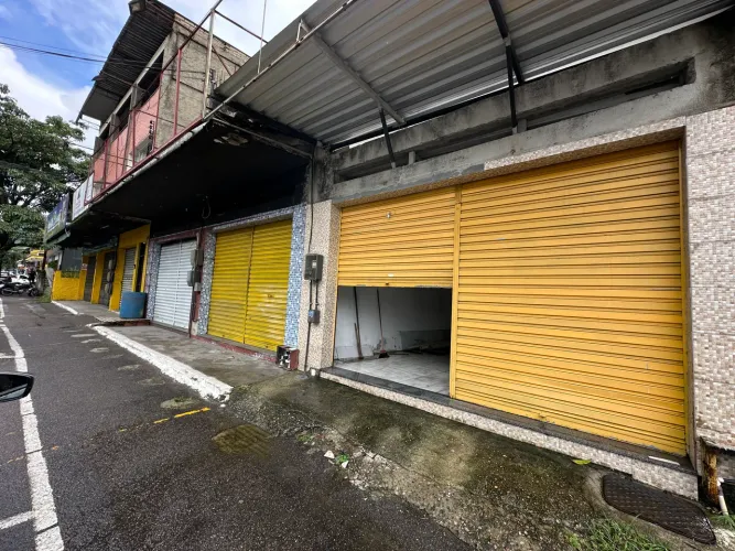 Loja comercial com 252 m², localizada na Avenida Deus de Deus, principal via de Guapimirim