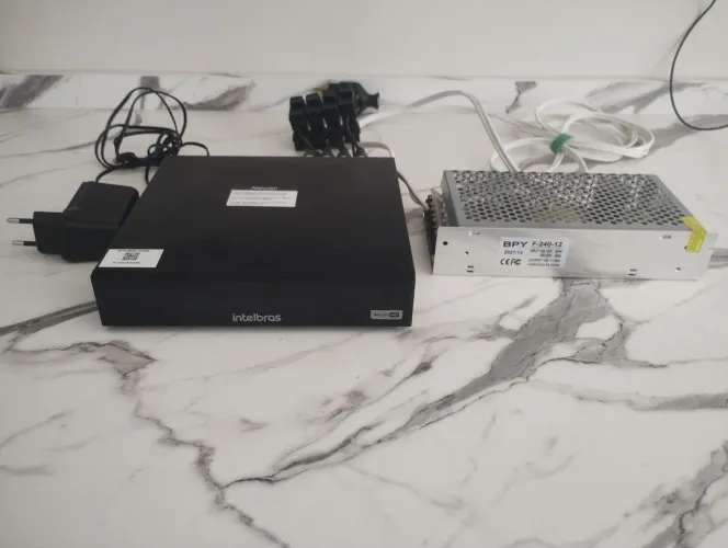 Gravador DVR Intelbras + fonte de alimentação.